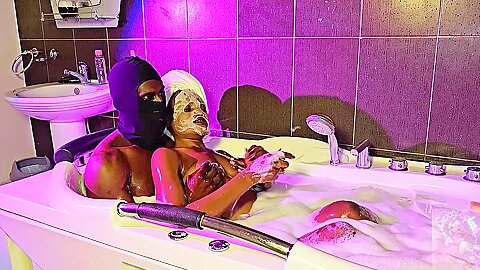 Bbc Guy Gets Sloppy Bathtub Blowjob From Horny Wife - porn video
