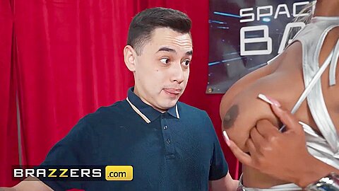 Jonathan Jordan, Litty Britty And Raee Ripley - Sci-fi Star Gives Juan The Ultimate Comic Con Experience In Her Hotel Room - porn video